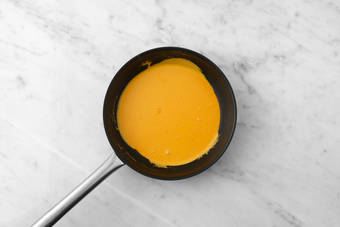 Cocina la salsa y combina