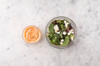 Condire l'insalata e la maionese