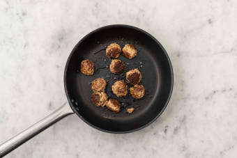 Rosolare le polpette 