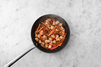 Steg kød og grøntsager