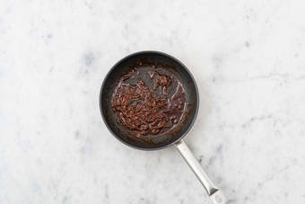 Préparer le jus d'oignon