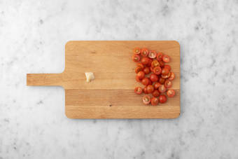 Tagliare i pomodorini