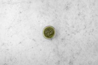 Preparare il pesto