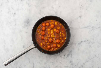 Lag saus og bland sammen