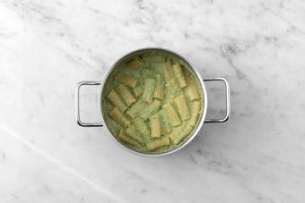 Prepara la salsa de brócoli