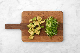 Couper l'avocat et l'oignon nouveau