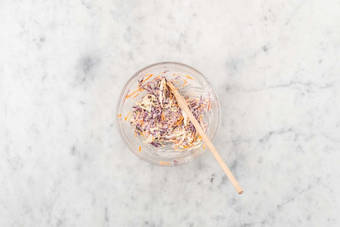 Préparer la salade de chou