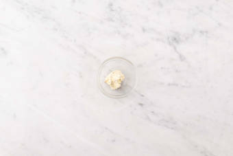 Préparer le beurre de romarin