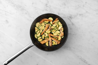 Cuire le poulet et la courgette