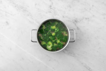 Cuire le brocoli et les pommes de terre