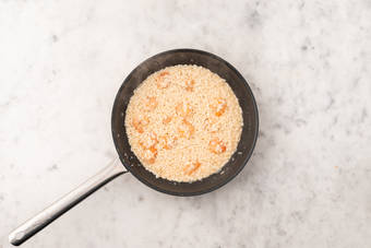 Unire i gamberetti e mantecare