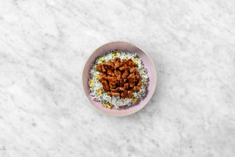 Adereza el arroz y emplata