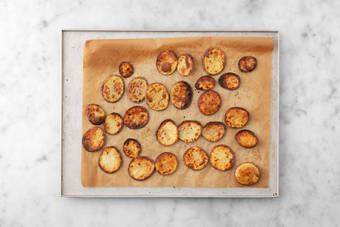 Hornea las patatas panadera