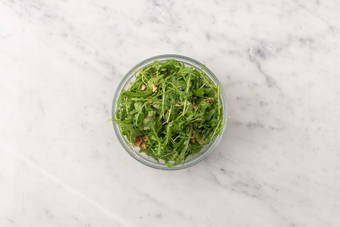 Prepara la vinagreta y la ensalada