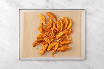 Prepara la patata y cebolla