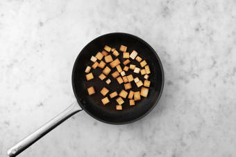 Saltea el tofu