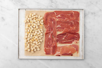 Hornea los picatostes y el jamón