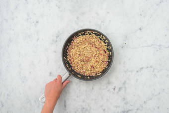 Añade el bulgur y cocina