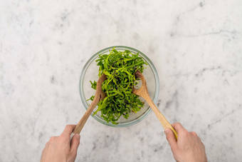 Rucola marinieren