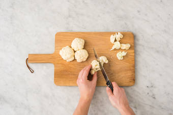 Blumenkohl in Röschen teilen