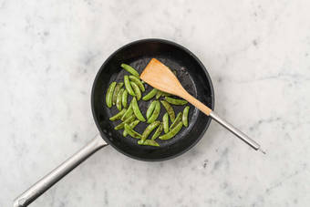 Préparer les sugar snaps