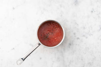 Préparer la sauce tomate