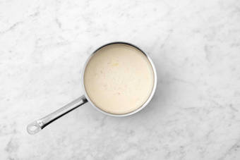 Préparer la sauce au fromage