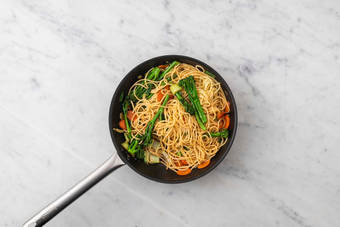 Chow Mein fertigstellen