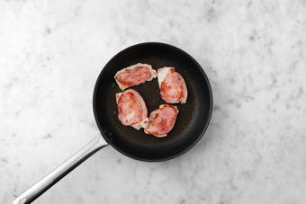 Cuocere i saltimbocca