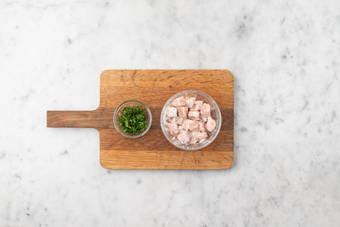 Preparare la carne e l'olio