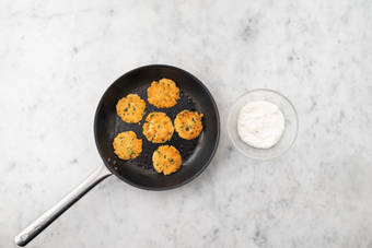 Friggere le panelle e preparare la salsa