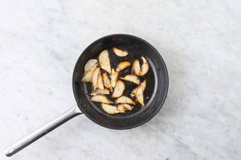 Cuocere le pere al rosmarino