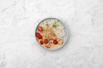 Combina los ingredientes y emplata