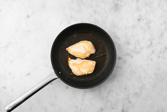 Cocina el pollo y los cherry