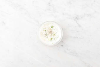 Elabora la salsa de yogur 