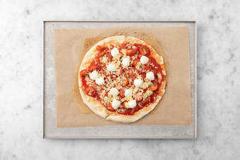 Cubre la pizza con los ingredientes