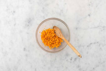 Möhrensalat zubereiten