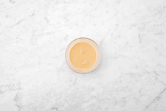 Erdnuss-Knoblauchsoße vorbereiten