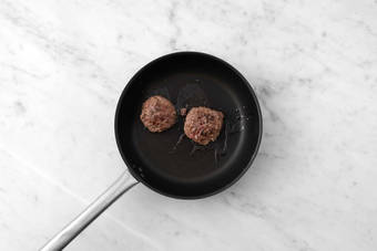 Cuire le steak haché