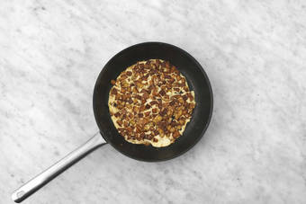 Cuire l'omelette aux pommes de terre