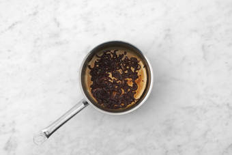 Préparer la sauce à l'oignon