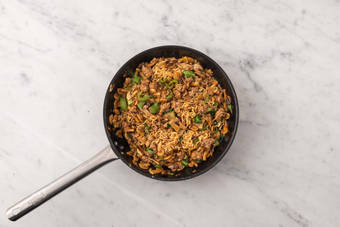 Combina los fideos con la salsa