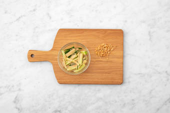 Gurkensalat zubereiten