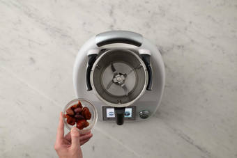 Mit der Soße beginnen