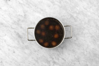 Cocina las albóndigas en el caldo