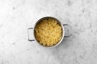 Cuece la pasta y prepara las verduras