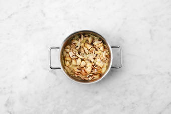 Agrega los champiñones