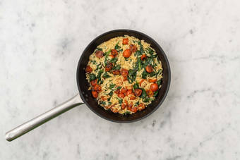 Combina el orzo y las verduras