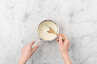 Prepara la salsa de queso azul