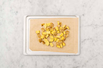 Prepara y hornea las patatas